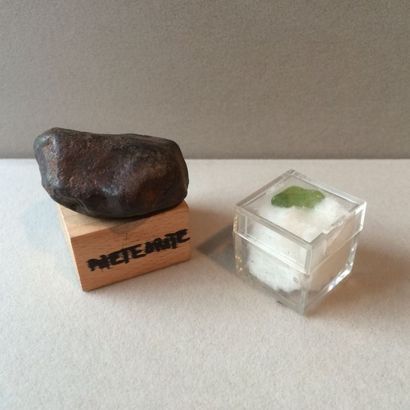 null Lot comprenant deux objets : 

" météorite " sur socle et "une olivine" pierre...