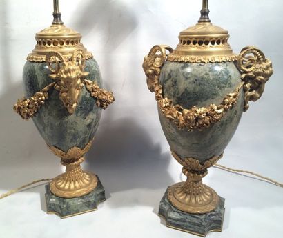 null Paire d'urnes ovoides en marbre veiné vert et monture de bronze ciselé et doré...