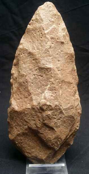 null Biface Grès. Acheuléen. Circa 500000 ans av J.C. Sahara. L : 22 cm