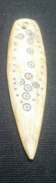 null Pendentif prophylactique. Os gravé gouraché. Ethiopie. Environ : 7 cm