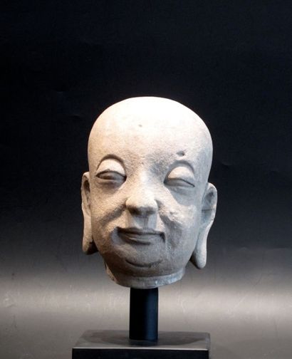 null Tête de Lo han. Grès Chine. Dynastie Yuan. 1279-1368. H :20 cm.