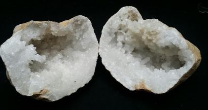 null Géode de quartz ouverte en deux parties. D : 22 cm