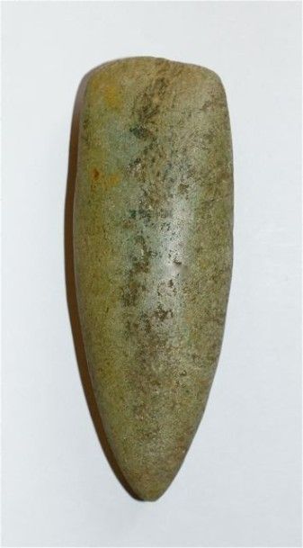 null Hache polie préhistorique néolithique. Serpentine. Bretagne. France L : 15 cm...