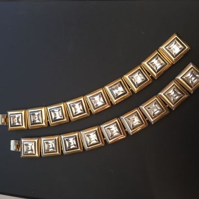 null YVES SAINT LAURENT Paire de bracelets articulés en métal doré composés de maillons...