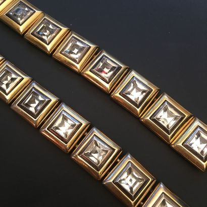 null YVES SAINT LAURENT Paire de bracelets articulés en métal doré composés de maillons...