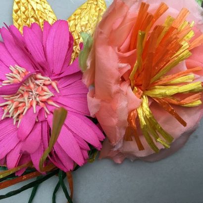 null YVES SAINT LAURENT Rive par LEMARIE Deux fleurs en tissu et paille de couleur...