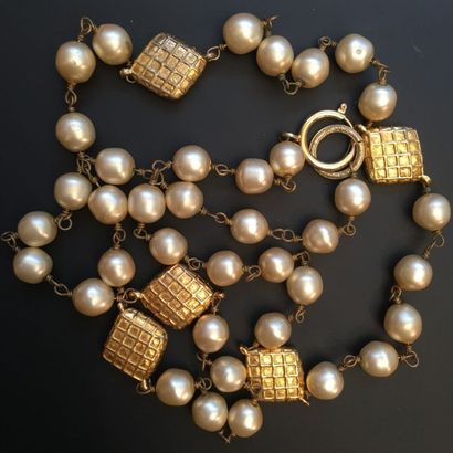 null CHANEL Sautoir en métal doré et perles nacrées alternées de motifs matelassés...
