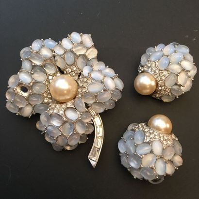 null BOUCHER Demi-parure composée d'une broche Fleur en métal argenté, perles de...