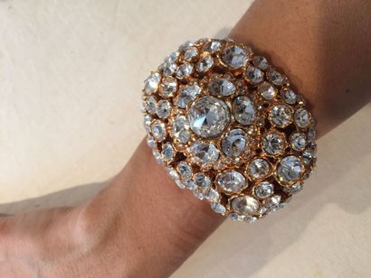 null YVES SAINT LAURENT Important bracelet manchette en métal doré pavé de cristaux...