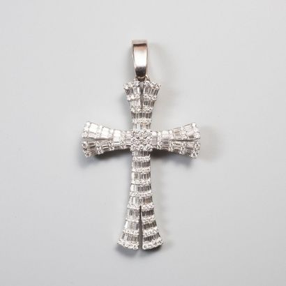 null Importante croix stylisée en or gris 750millièmes entièrement pavée de diamants...