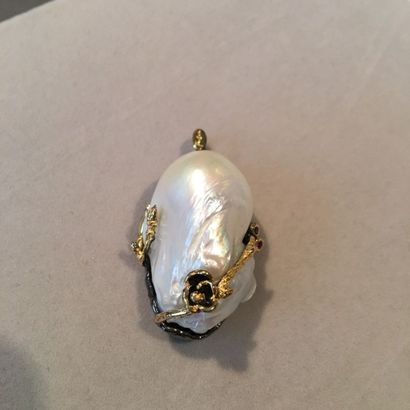 null Pendentif en argent et argent doré 925millièmes orné d'une souflure de perle...