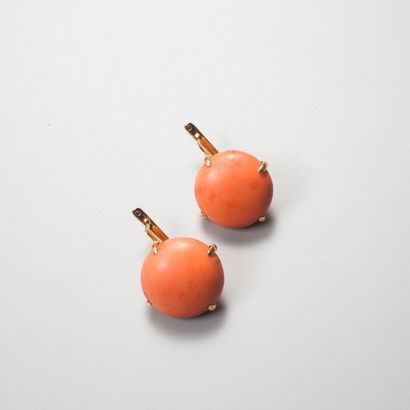 null Paire de boucles d’oreilles en or 585millièmes ornées de cabochons de corail...