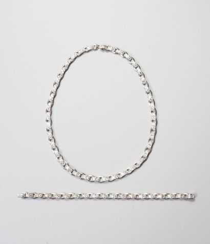 null RENE BOIVIN
Demi-parure composée d'un collier et d'un bracelet en platine 950millièmes...