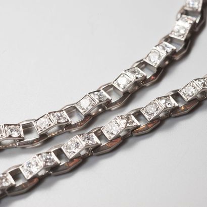 null RENE BOIVIN
Demi-parure composée d'un collier et d'un bracelet en platine 950millièmes...