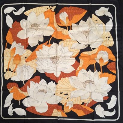 null HERMES Paris " Fleurs de lotus " par Christiane Vauzelles - Carré en soie beige,...