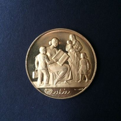 null IRAN. Médaille commémorative en or, en l'honneur de l'épouse du Shah Pahlavi.

Poids...