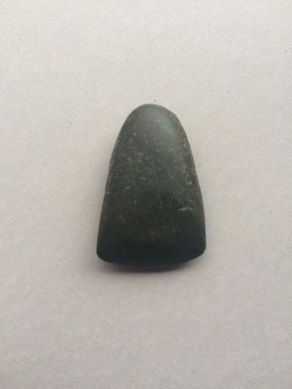 null Hache amulette. Néolithique. Jade alpin. L. : env. 4 cm. Ancienne collection...