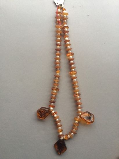 null Collier de perles et ambre. Scorpions pendentif en inclusions. LT : 52 cm