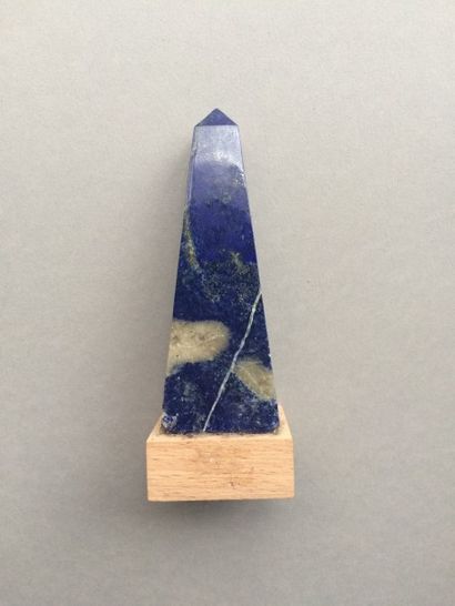 null Obélisque. Lapis lazuli. H. : 10 cm 