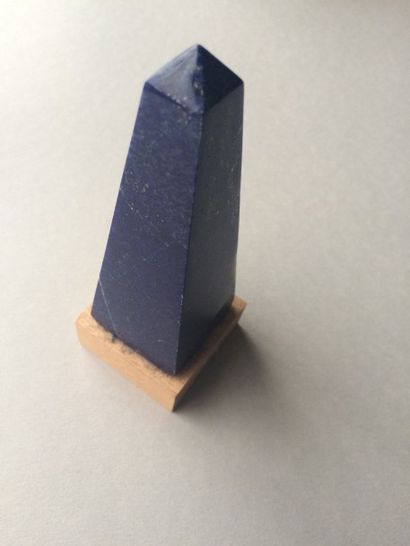 null Obélisque. Lapis lazuli. H. : 10 cm 