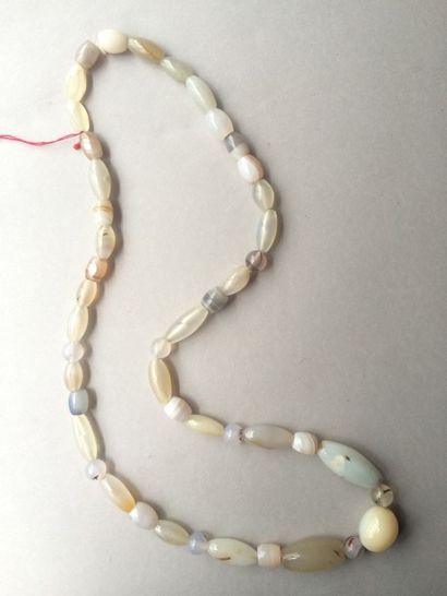 null Collier d’agate. Iran. IIe mill. L. : 53 cm 