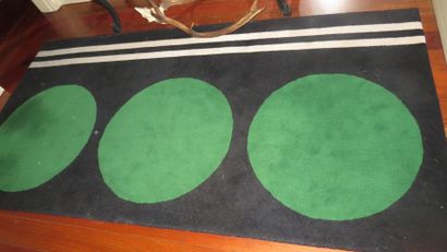 null Tapis moderne rectangulaire à fond noir et pastilles vert

Longueur : 240 cm...
