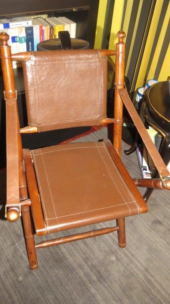 null Paire de fauteuils pliants en cuir fauve et acajou imitation bambou. 

Hauteur...