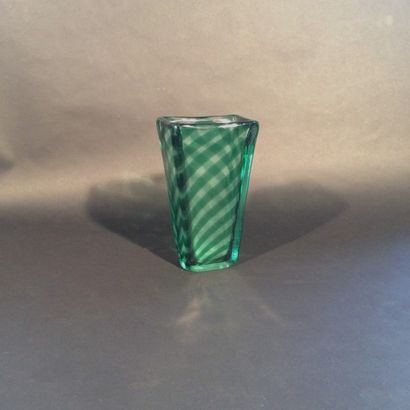 null Travail italien circa 70. Vase tronconique en verre transparent à rayures vert....