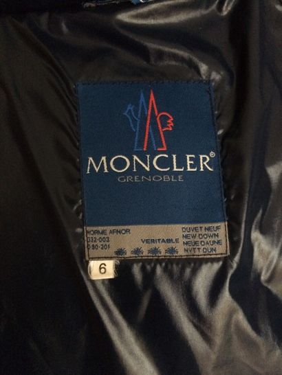 null MONTCLER. Doudoune en plume bleu. Taille XL.