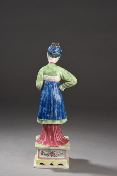 null Rare statuette en porcelaine et émaux de la famille rose, représentant une danseuse,...