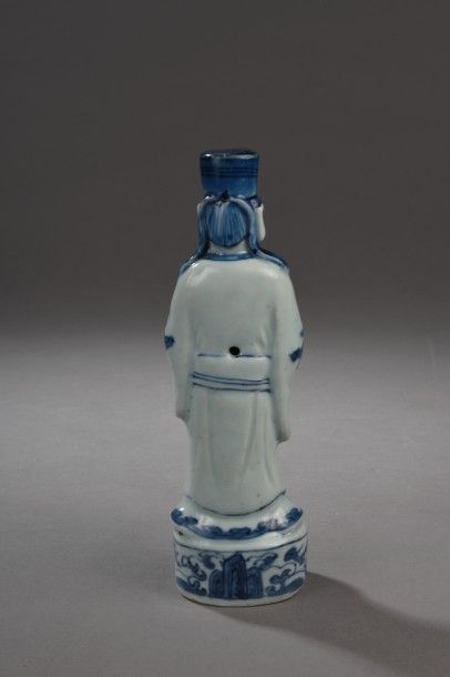 null Statuette en porcelaine bleu blanc représentant un dignitaire taoiste debout...