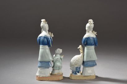 null Deux statuettes en porcelaine céladon et bleu, représentant deux femmes tenant...