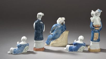 null Lot de cinq statuettes en porcelaine bleu-blanc, dont une femme debout avec...