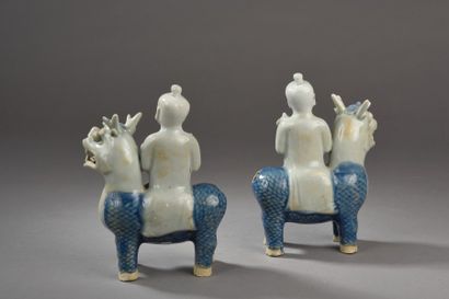 null Paire de statuettes en porcelaine céladon et bleu, figurant chacune un garçon...