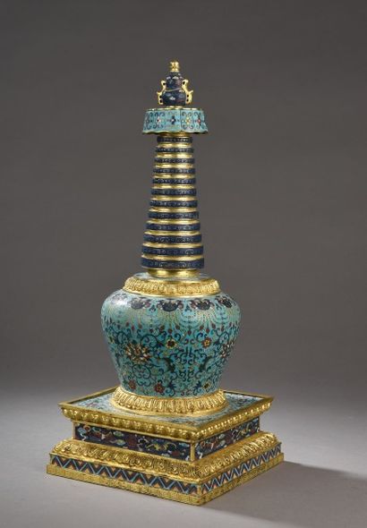 null Stupa en bronze et émaux cloisonnés, à décor d'objets précieux, lotus et rinceaux...