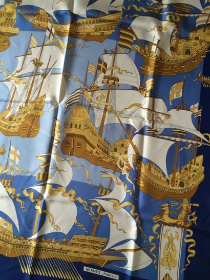 null HERMES Paris "Armada" par Christiane Vauzelles - Carré en soie bleu et jaune...
