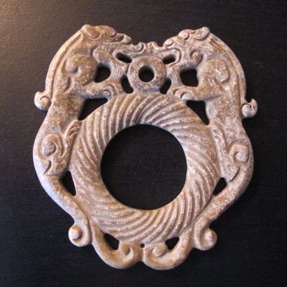 null Trois anneaux disques torsadés, symboles du cycle cosmique, l'un orné de dragons....
