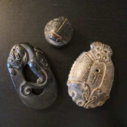 null Trois jades : Boucle de ceinture au dragon, pendentif aux deux dragons, cachet...