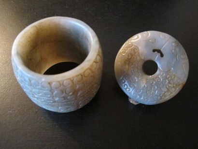 null Deux objets à motifs de nuages : bracelet Cong et pendentif Bi. Jade néphrite....