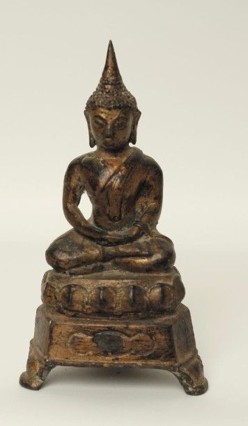 null Bouddha assis sur un socle en position de délassement extasique. Bronze Thaïlande....