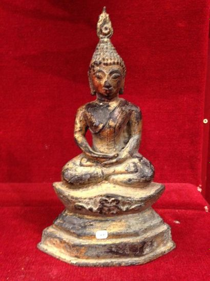 null Bouddha assis sur un socle en position de délassement extasique. Bronze. Thaïlande....