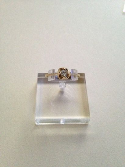 null Bague en or 585 millièmes jaune montée d' un petit diamant solitaire monté en...