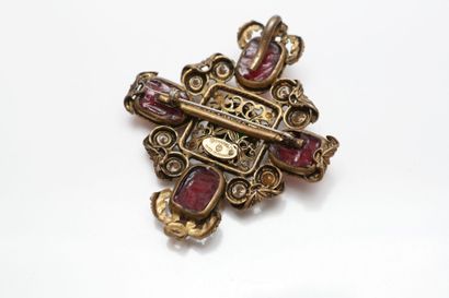 null CHANEL Made in France

Broche / pendentif "Croix" en métal doré ornée de strass...
