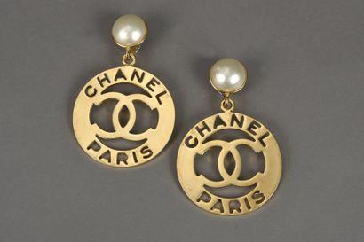 null CHANEL Paris

Importante paire de clips d'oreilles au monogramme en métal doré...