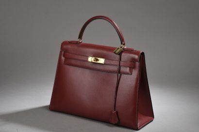 null HERMES Paris Made in France circa 70 

Sac "Kelly" 32 cm en box rouge Hermès,...