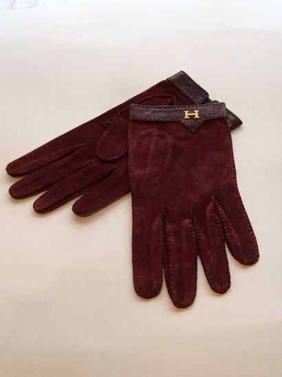 null HERMES Made in France 

Paire de gants en veau velours et cuir bordeaux au sigle...