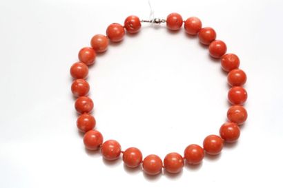 null Collier composé de 24 boules de corail fermoir en or gris 750 millièmes.  longueur...