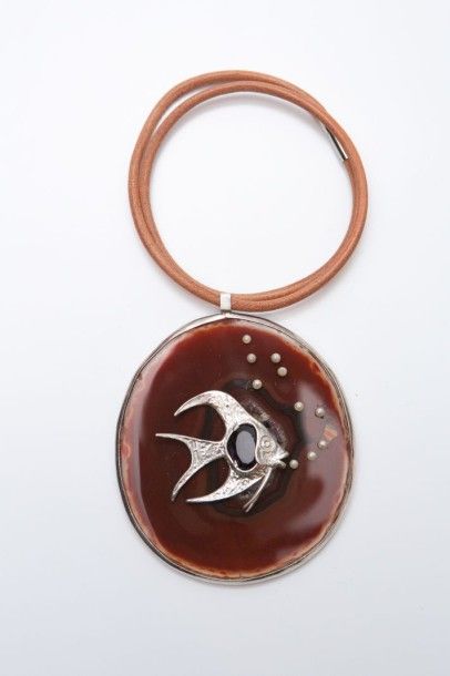 null CHRIMAU Bijou d'artiste Pendentif circulaire en argent composé d'une agate brune...