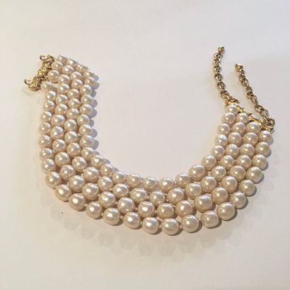 null KARL LAGARFLED

Collier composé de quatre rangs de perles fantaisies nacrées...