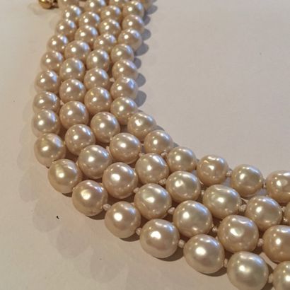 null KARL LAGARFLED

Collier composé de quatre rangs de perles fantaisies nacrées...